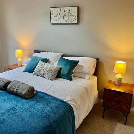 Canada House - Sleeps 6 -3 King Or 6 Single Ideal For Contractors Warrington Exterior photo