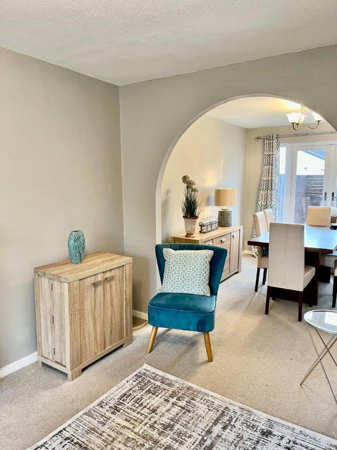 Canada House - Sleeps 6 -3 King Or 6 Single Ideal For Contractors Warrington Exterior photo