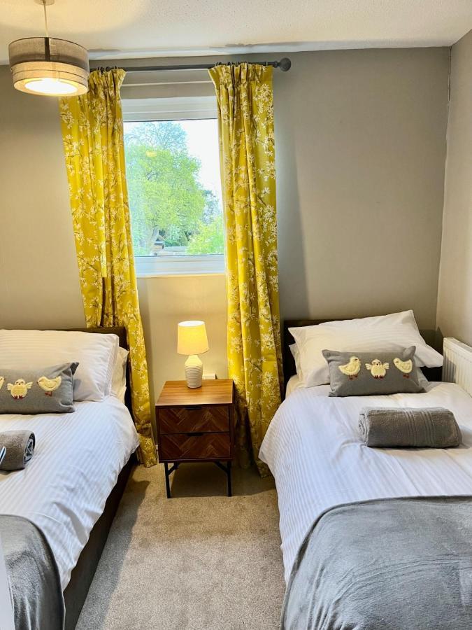 Canada House - Sleeps 6 -3 King Or 6 Single Ideal For Contractors Warrington Exterior photo
