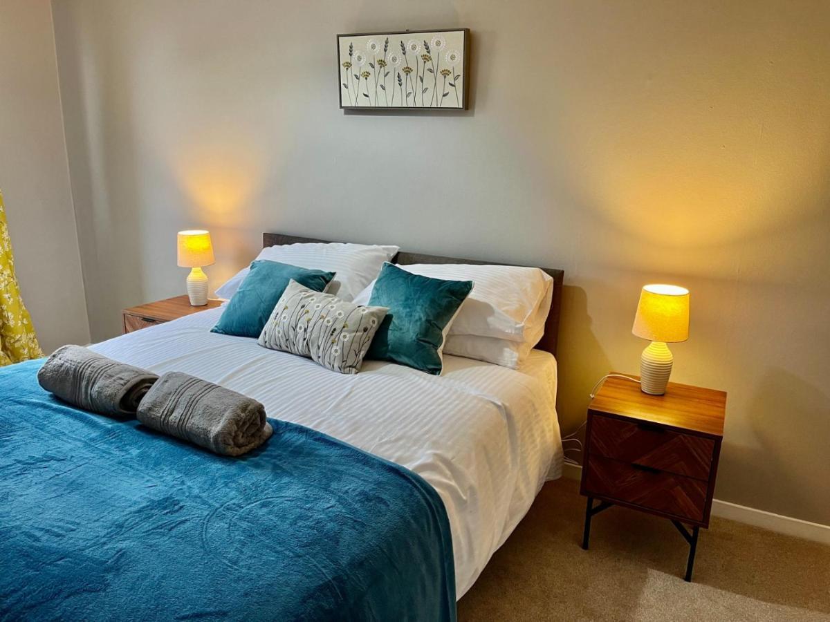 Canada House - Sleeps 6 -3 King Or 6 Single Ideal For Contractors Warrington Exterior photo