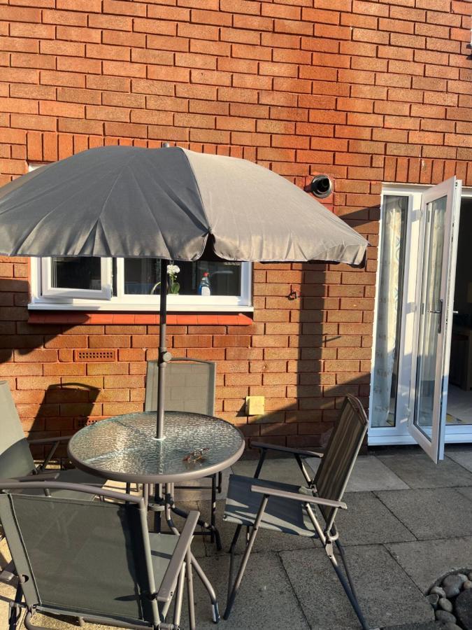 Canada House - Sleeps 6 -3 King Or 6 Single Ideal For Contractors Warrington Exterior photo